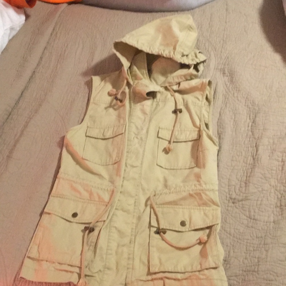 Hooded vest never warn